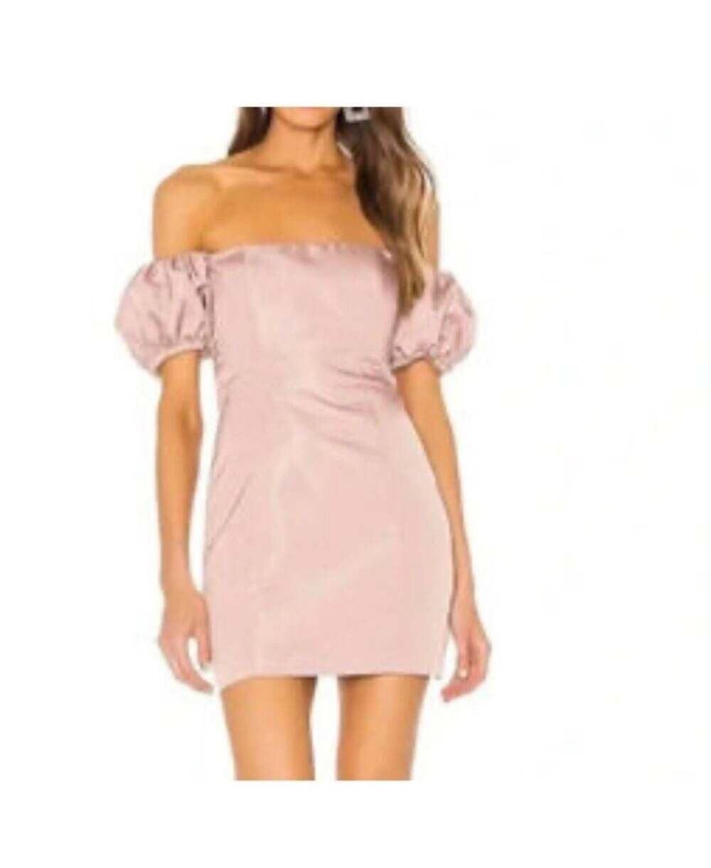 NBD off-the-shoulder mini dress in dusty pink.
Puff sleeves, fitted silhouette,